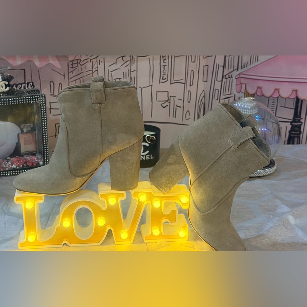 GUC👁️👀Laurence Dacade
Tan Suede Ankle Boots - Picture 8 of 11